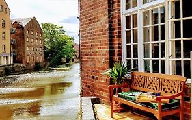 Cocoa Lily - River Fronted Studio In The City With Secure Parking
